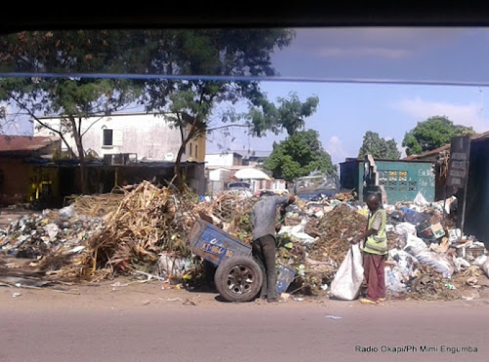 KINSHASA : ENTRE BETON, BITUME ET IMMONDICES (TRIBUNE)
